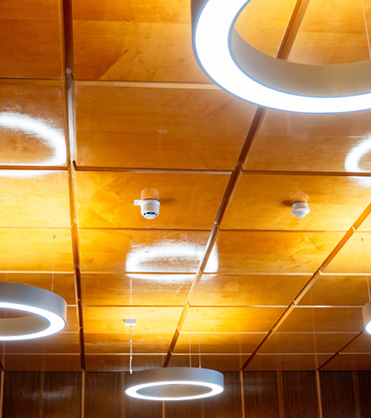 Deckenbeleuchtung an Holzdecke